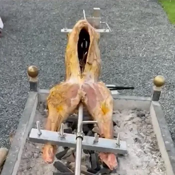 Туристическа много горещ ден за барбекю на открит огън с дървени въглища Изображение 1